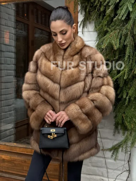 Полушубок из куницы с воротником V-образным - фото 10