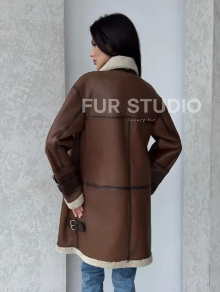 Удлиненная дубленка авиатор в коричневом цвете - винтажный стиль - фото 3