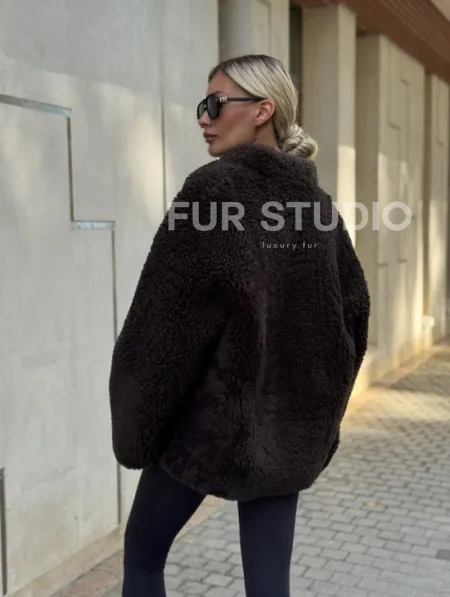 Двусторонняя коричневая дубленка из овчины - фото 11