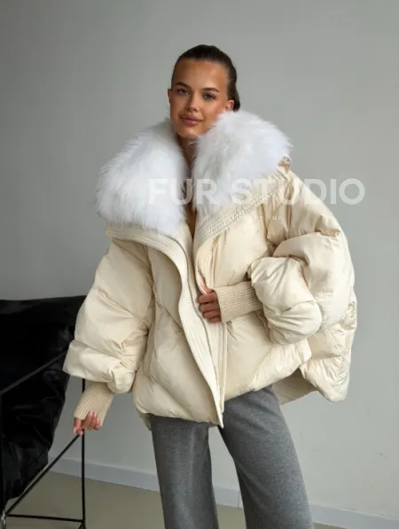 Бежевый зимний пуховик - фото 10