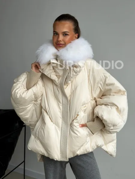 Бежевый зимний пуховик - фото 8