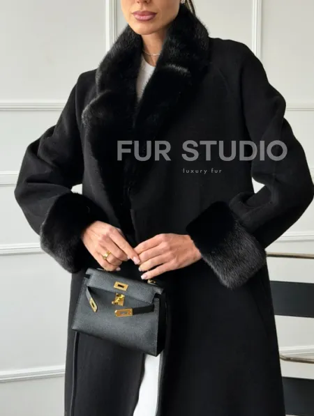 Черное пальто с мехом норки - фото 1