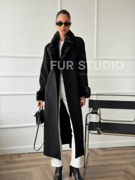 Черное пальто с мехом норки - фото 11