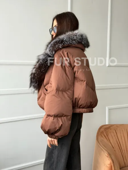 Короткий пуховик с мехом чернобурки - фото 8