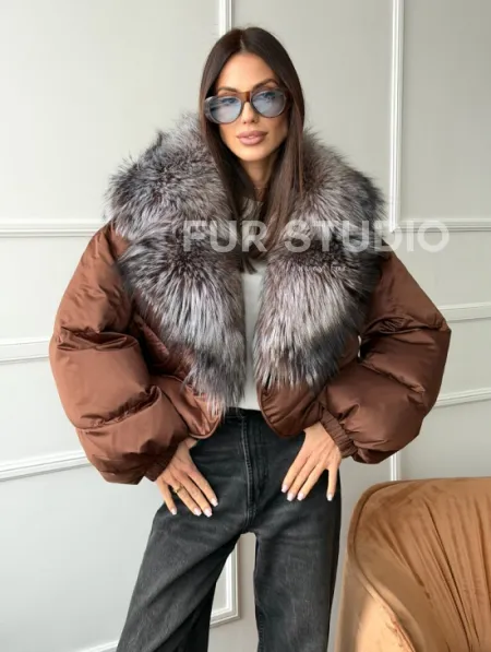 Короткий пуховик с мехом чернобурки - фото 0