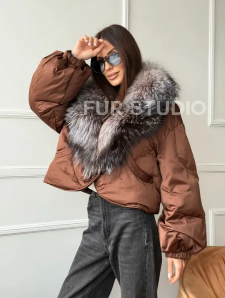 Короткий пуховик с мехом чернобурки - фото 10