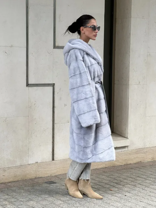 Эффектное пальто - шуба с капюшоном из меха голубой норки - фото 9