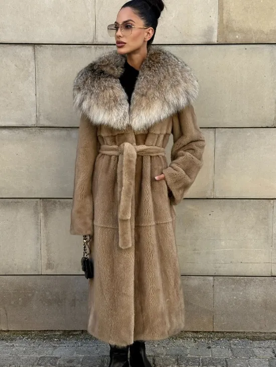 Шуба из норки Caramel с капюшоном из меха рыси - фото 10
