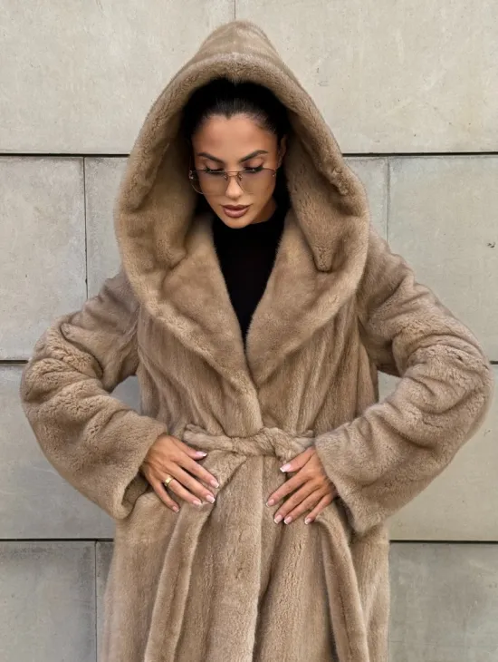 Шуба из скандинавской норки с капюшоном, цельный мех - фото 4