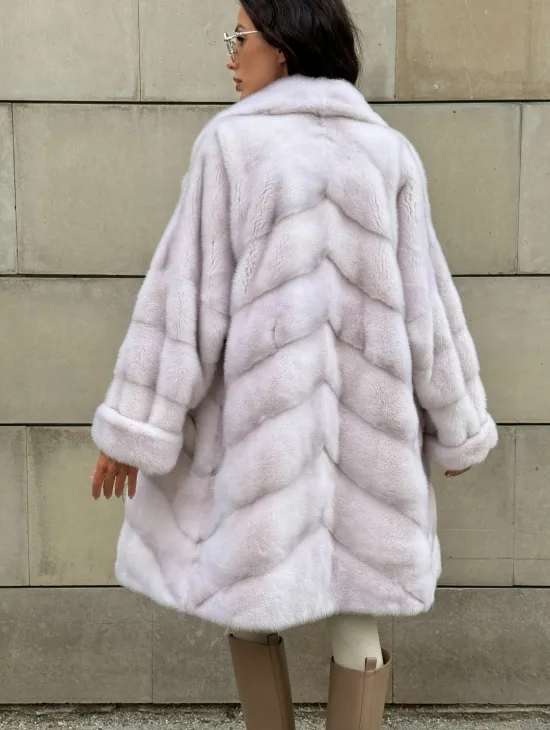 Шуба в диагональной выкладке меха норки с английским воротником - цвет жемчуг - фото 5