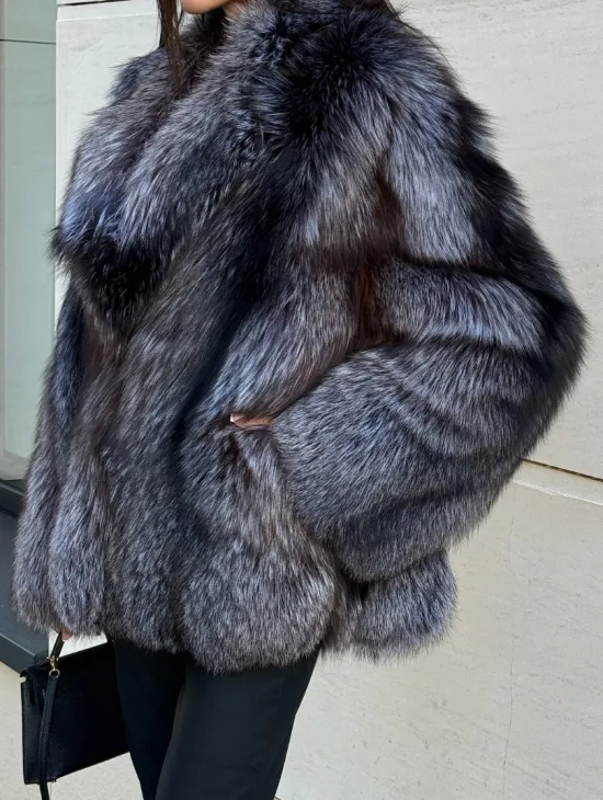 Шуба из меха чернобурки с английским воротником, цельные пластины - серая - фото 2