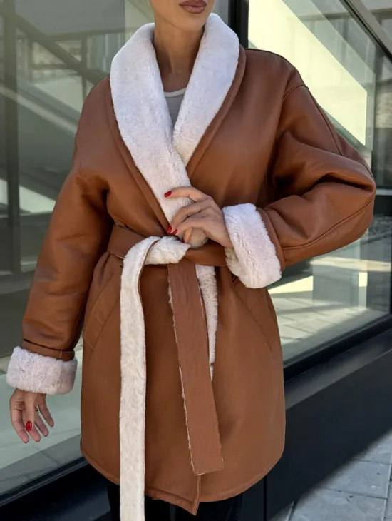 Женская дублёнка на запах с поясом - цвет кэмел - фото 5