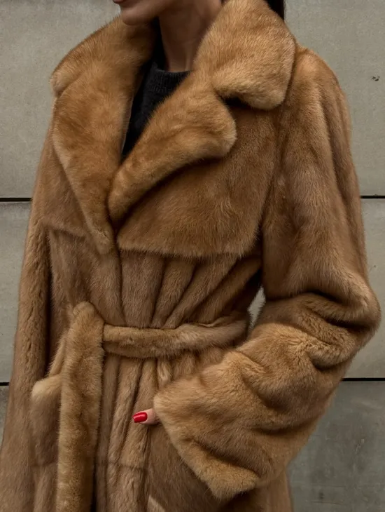 Шуба - халат maxi из меха норки Caramel с накладными карманами - фото 1