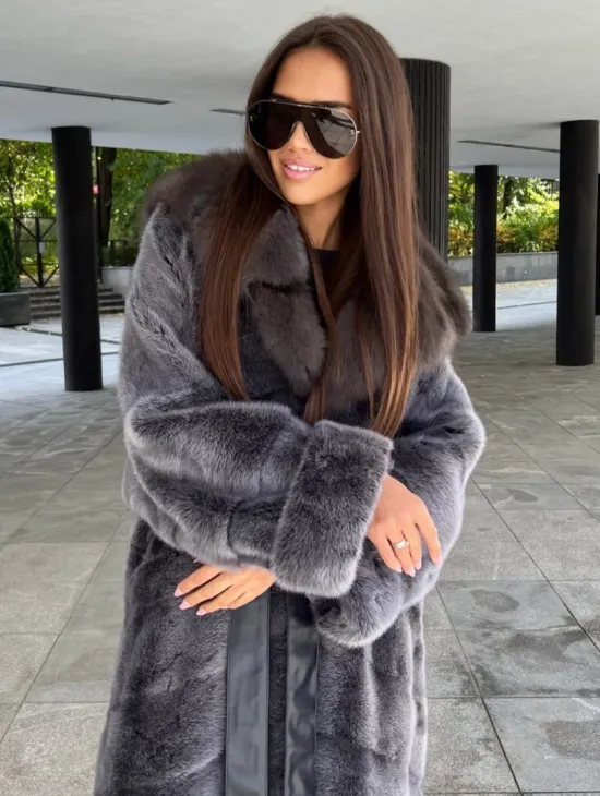 Шуба из аукционной норки с капюшоном куница цвет графит-хамелеон - фото 0