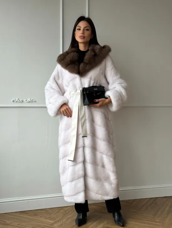 Шуба фасон кимоно из аукционной норки с капюшоном кобра из меха куницы - фото 8