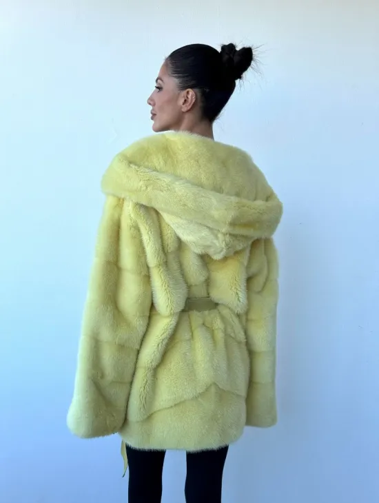 Полушубок кимоно из аукционной норки с капюшоном в нежно-желтом  цвете - фото 7