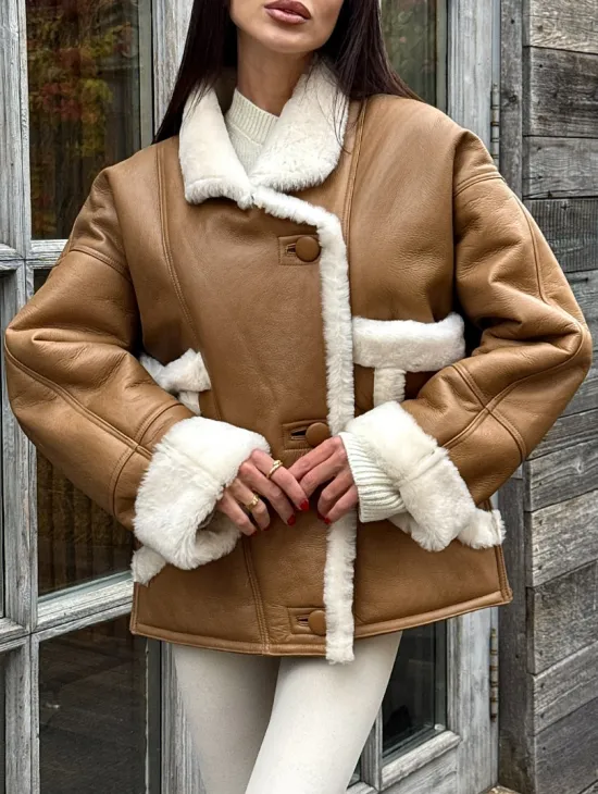 Модная куртка - дубленка в стиле «Oversize» на пуговицах и манжетами на рукавах - фото 4