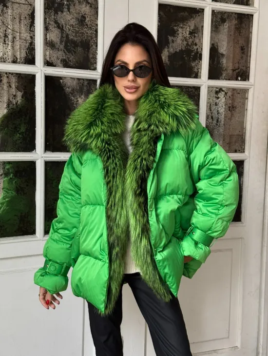 Стильный женский пуховик с мехом чернобурки в цвете изумруд - фото 6