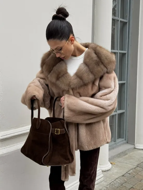 Шуба - пончо под пояс из плюшевой норки с капюшоном из меха куницы - фото 6