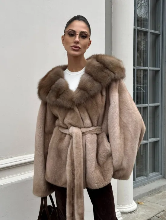 Шуба - пончо под пояс из плюшевой норки с капюшоном из меха куницы - фото 8