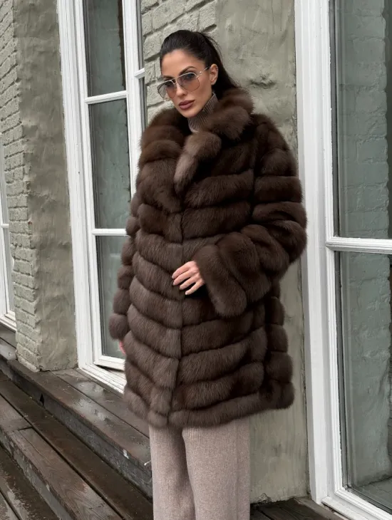 Шуба из меха куницы средней длины цвет темный соболь - фото 0