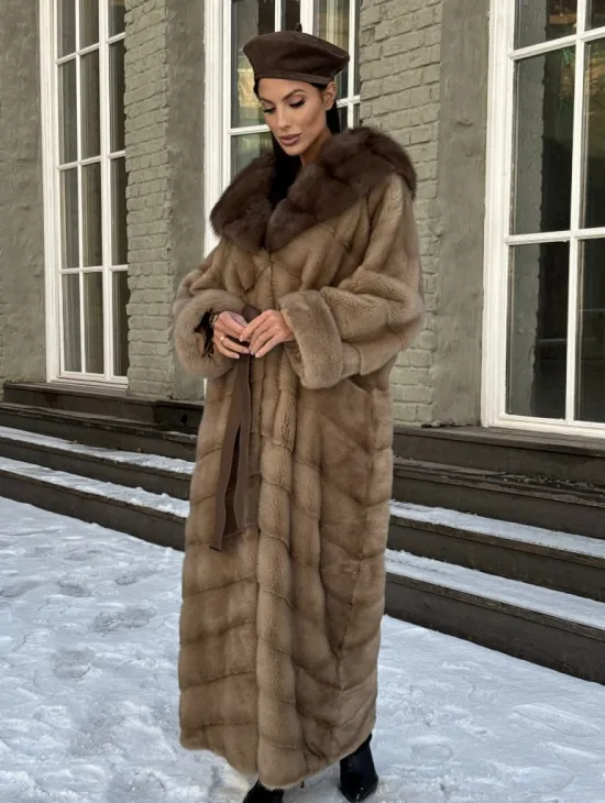 Длинная норковая шуба в цвете пастель с капюшоном из натуральной куницы - фото 5