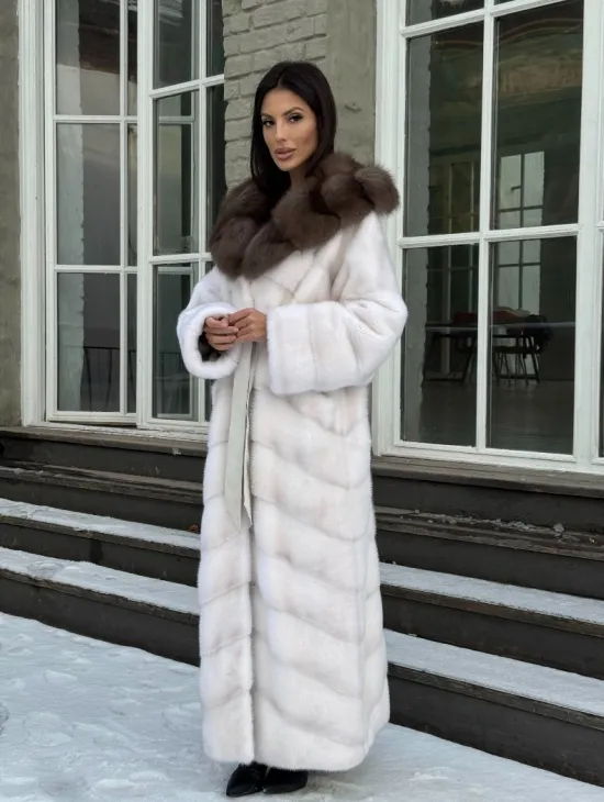 Белая длинная норковая шуба с капюшоном из натуральной куницы - фото 8