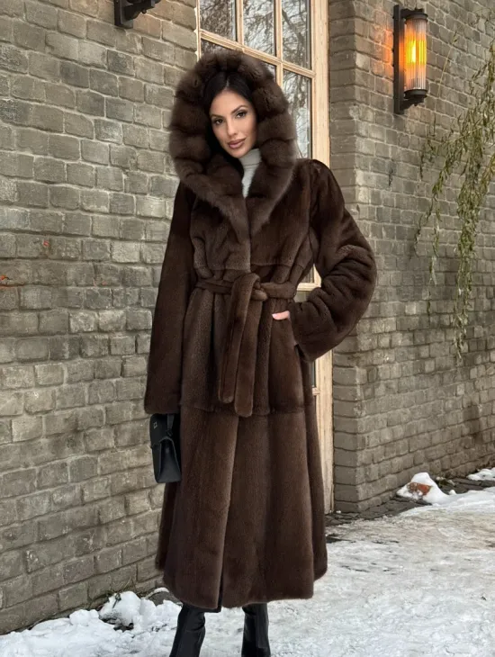 Длинная коричневая норковая шуба прямого кроя с капюшоном из куницы - фото 11