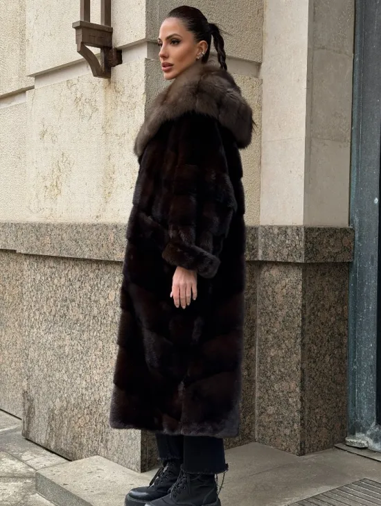 Удлиненная норковая шуба с капюшоном куница, цвет горький шоколад - фото 4