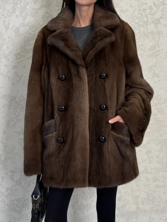 Шикарный норковый жакет с английским воротником и накладными карманами в цвете соболь - фото 2