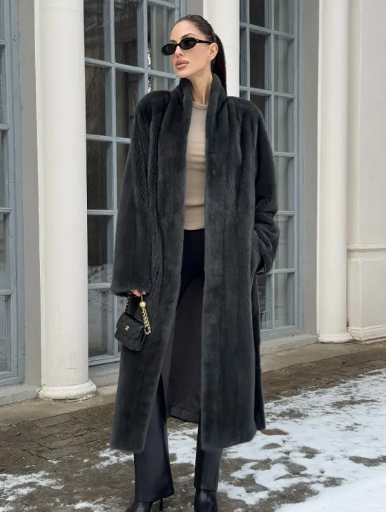 Модная норковая шуба в цвете графит с V-образным воротником - фото 1