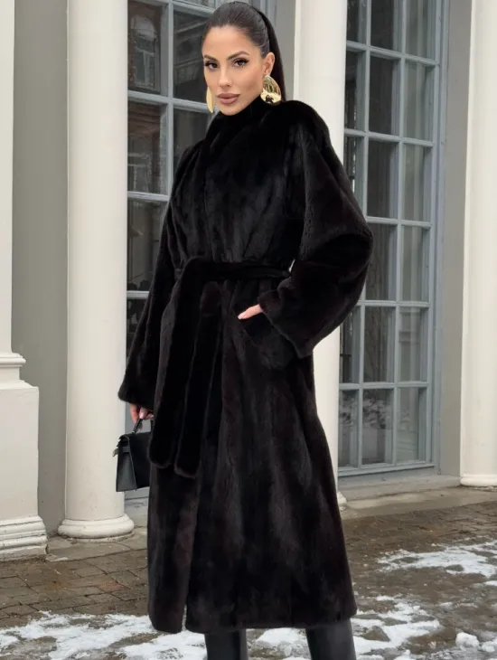 Шуба из аукционного меха норки SAGA FURS в натуральном коричневом цвете - фото 0