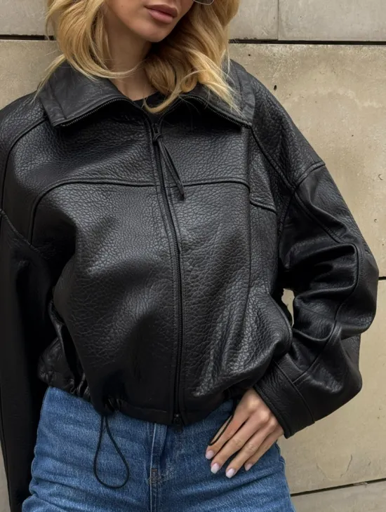 Женская укороченная кожаная куртка с поясом на кулиске и воротником-стойкой - фото 2