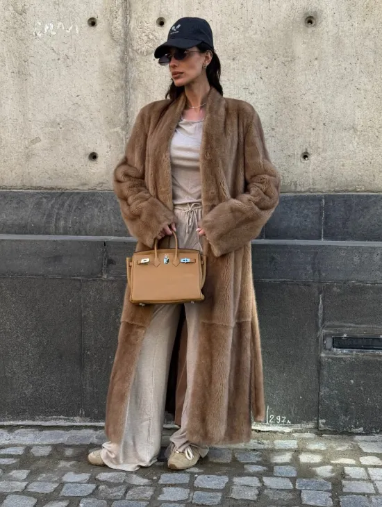 Длинная норковая шуба в цвете пастель с V-образным воротником - фото 0