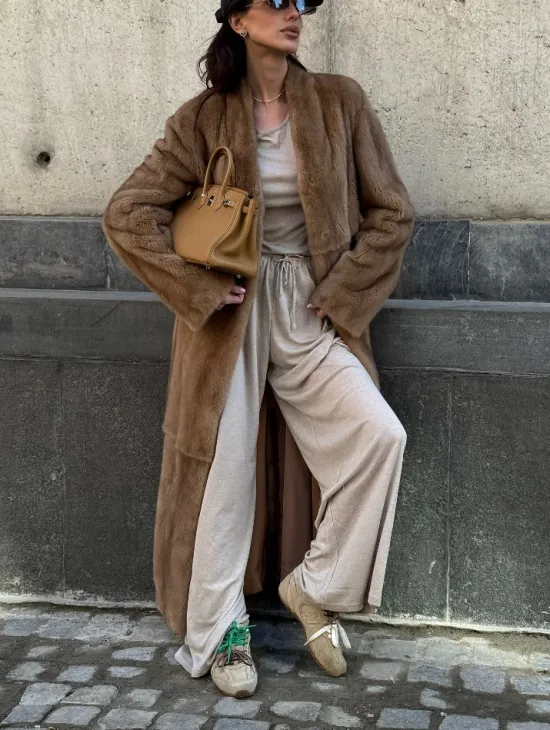 Длинная норковая шуба в цвете пастель с V-образным воротником - фото 1