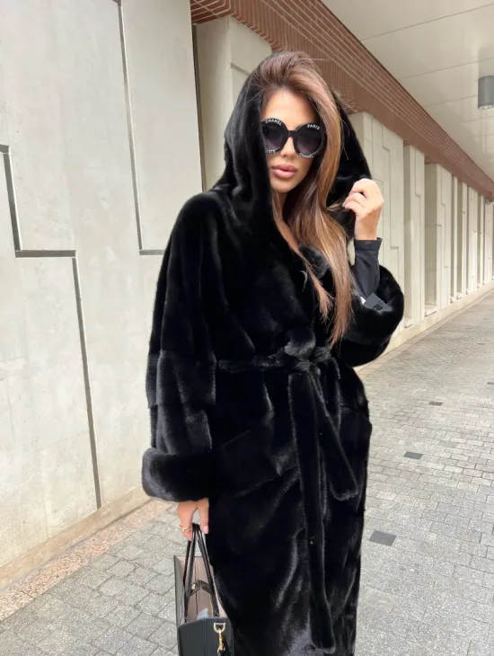Шуба из норки Velvet с капюшоном в черном цвете - фото 3