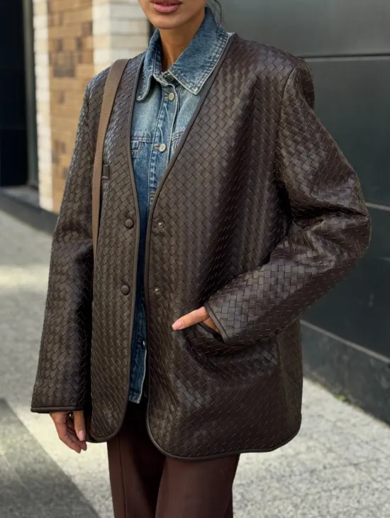 Стильный пиджак из натуральной плетеной кожи - фото 1