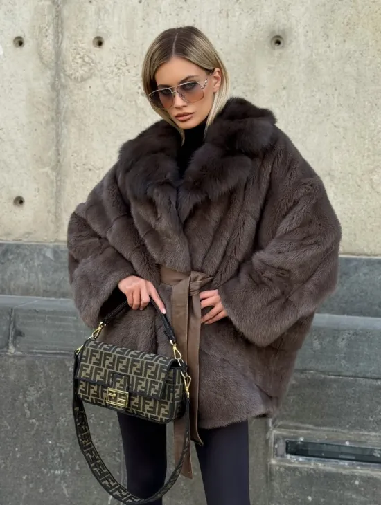 Женская норковая шуба свободного силуэта с воротником куницы - фото 7