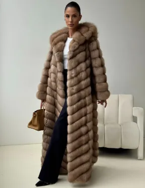 Длинная шуба из меха куницы с капюшоном - фото 0