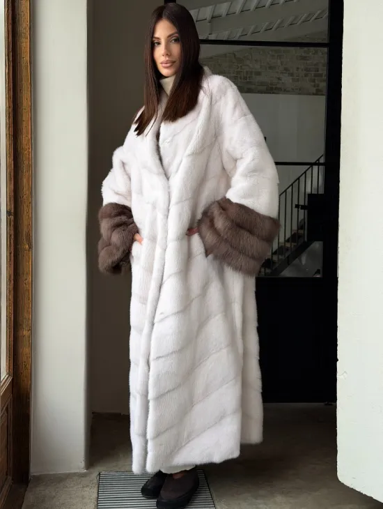 Белая норковая шуба с манжетами из меха куницы - фото 11