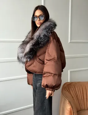 Короткий пуховик с мехом чернобурки - фото 5