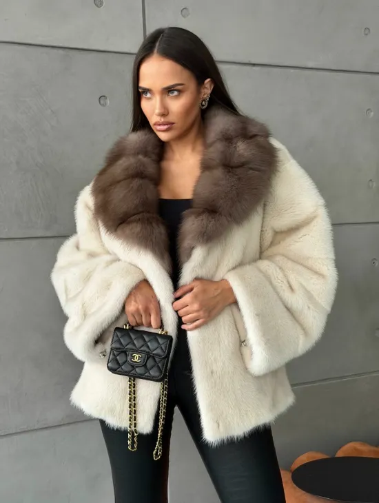 Норковая шуба с отделкой на воротнике из куницы - фото 8