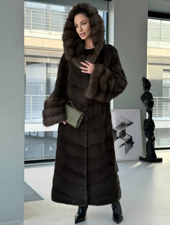 Норковая шуба с отделкой из куницы на рукавах и капюшоне - фото 7