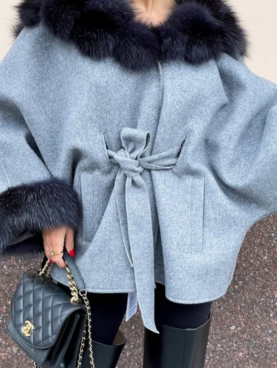 Пончо из натуральной шерсти с капюшоном из песца - фото 4