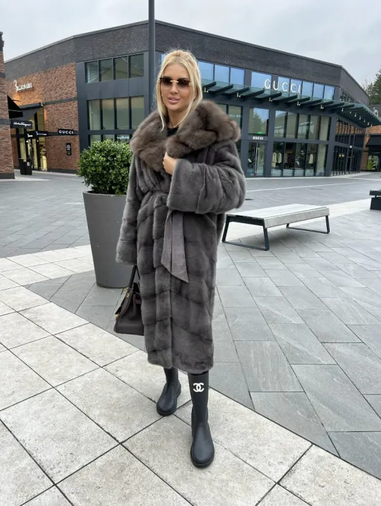 Шуба норковая с капюшоном из меха куницы в цвете графит грей - фото 5