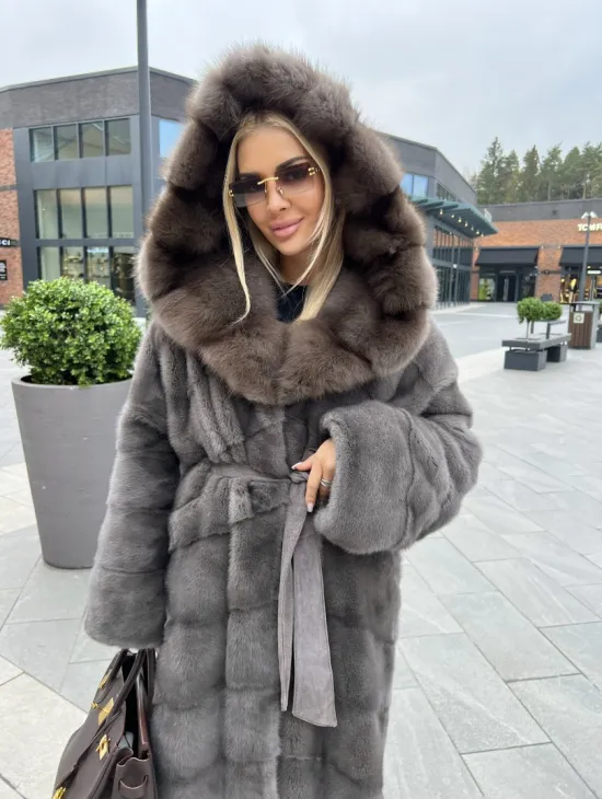 Шуба норковая с капюшоном из меха куницы в цвете графит грей - фото 0