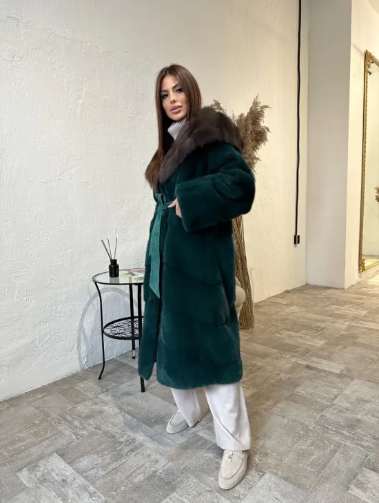 Шуба из плюшевой норки с капюшоном из меха куницы в цвете темный изумруд - фото 3