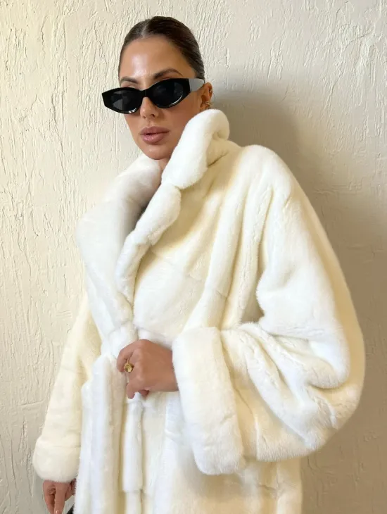 Белая шуба из плюшевой норки с английским воротником - фото 2