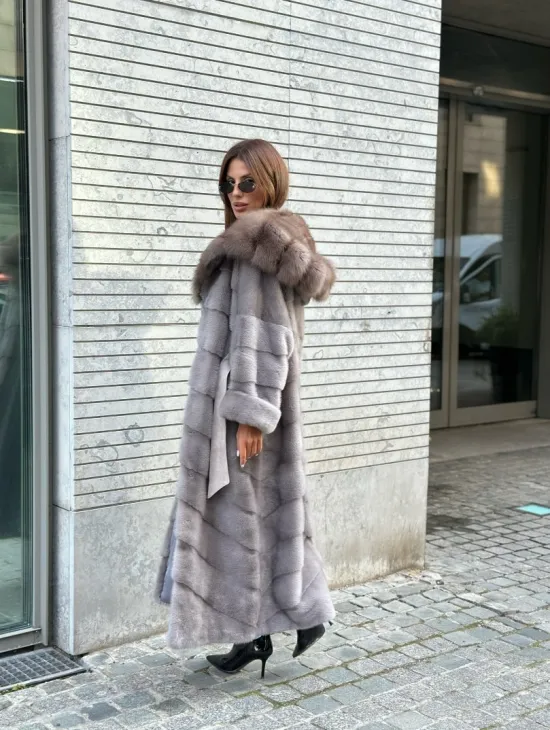 Длинная шуба из норки воротник-капюшон куница светло-серого цвета - фото 7