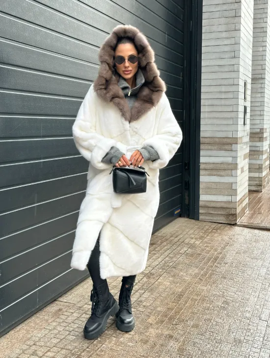 Белоснежная шуба из плюшевой норки VELVET с капюшоном из куницы - фото 7